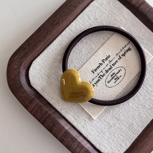 Élastique à cheveux chic avec pendentif cœur en acrylique jaune sur plateau en bois