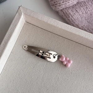 Zilveren metalen haarclip met een schattige roze gummybeer hanger voor meisjes
