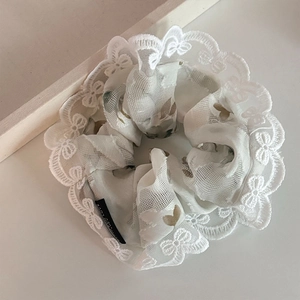 Chouchou élégant en dentelle blanche avec motifs de cœurs et broderie pour chignon