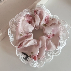 Chouchou fleuri rose de style français avec bordure en dentelle blanche et motifs nœuds