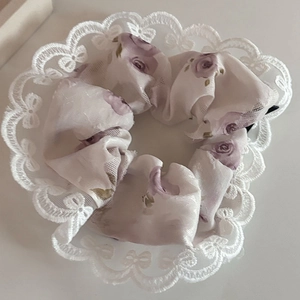 Chouchou en dentelle française avec motif de rose violette et bordure brodée blanche