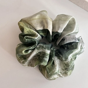 Elegant forest green and white marbled silk scrunchie with high elasticity hair tie design