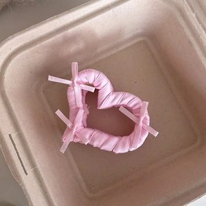 Pinza per capelli rosa a cuore con nastro avvolto e decorazioni con fiocchetti