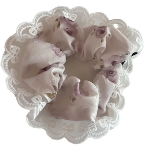 Chouchou floral en dentelle française avec motifs de roses mauves et bords brodés