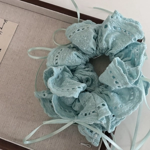 Chouchou élégant en dentelle bleu clair avec broderie florale et rubans fluides décoratifs