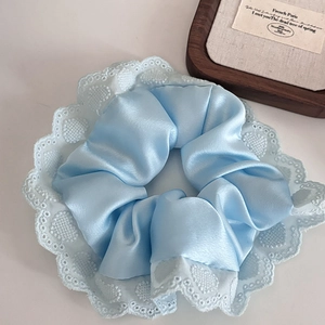 Chouchou en satin bleu clair avec dentelle pour une coiffure élégante et douce