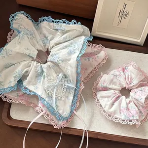 Lot de chouchous floraux avec bordure en dentelle et pendentif cœur en bleu et rose