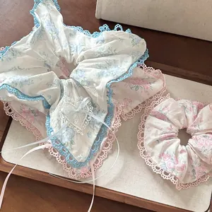 Détail d'un chouchou floral avec dentelle et décoration de nœud en forme de cœur