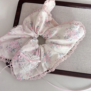 Chouchou géant à imprimé fleuri avec bordure en dentelle rose et breloque coeur