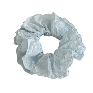 Chouchou en dentelle bleu clair avec broderie florale et détails de papillon pour cheveux