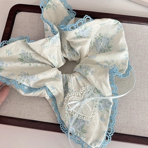 Chouchou floral bleu clair avec cœur en dentelle et nœud en ruban élégant