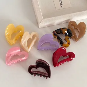 Set aus acht farbenfrohen herzförmigen Haarklammern aus Acetat im französischen Design