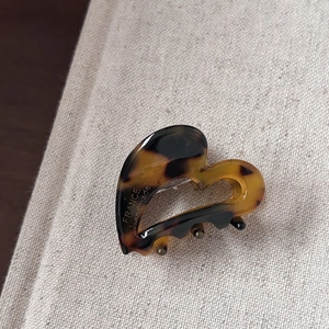 Detailaufnahme der herzförmigen Schildpatt-Haarklammer mit dem Logo FRANCE Handmade