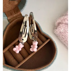 Zilveren metalen haarspelden met roze gummibeer hangers in een hartvormig doosje
