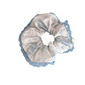 Chouchou floral en bleu clair et blanc avec bordure en dentelle crochetée