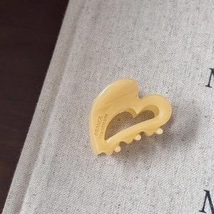 Detailansicht der herzförmigen Acetat-Haarklammer mit France Handmade Goldgravur