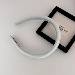 Gepolstertes hellblaues Satin-Stirnband mit glänzendem Seidenfinish für Volumen
