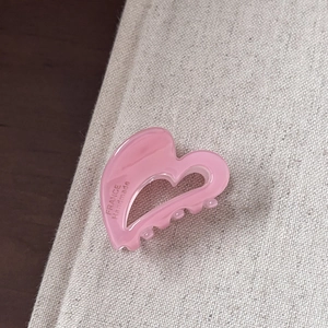 Detail der rosa herzförmigen Acetat-Haarklammer mit France Handmade Gravur