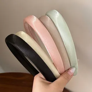 Set mit fünf dicken Schwamm-Haarreifen in Satin-Optik in Beige, Rosa und Grün