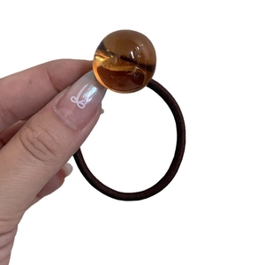 Elastico per capelli con perla in resina marrone traslucida e gomma ad alta elasticità