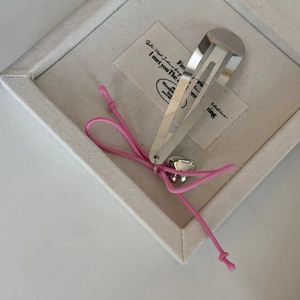 Fermaglio per capelli in argento con cordoncino rosa e ciondolo a cuore stile minimal