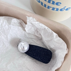 Barrette en jean avec perle blanche, accessoire cheveux bleu marine style vintage