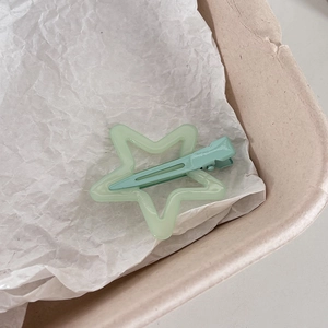Pince à cheveux étoile évidée vert menthe Y2K avec finition en résine lisse pour filles