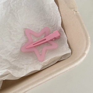 Barrette étoile rose mate style Y2K sur papier texturé blanc pour filles mignonnes