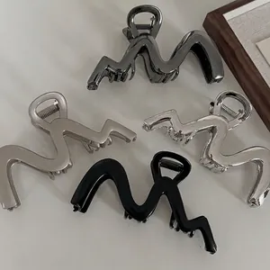 Minimalist Metal Wavy Hair Claw Clip Large Shark Clip For Women Elegant Wave Hairpin Non-Slip Strong Hold Hair Accessories