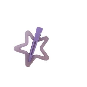 Barrette à cheveux étoile violet lavande en métal style Y2K sur fond blanc pur