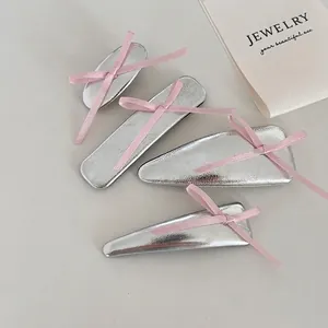 Set de barrettes en cuir argenté avec nœuds en ruban rose pour coiffure élégante