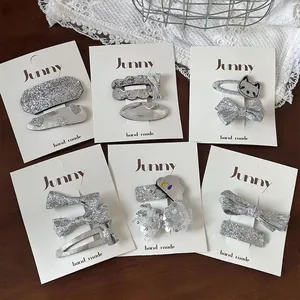Détail de barrettes à cheveux argentées à paillettes pour enfants faites à la main