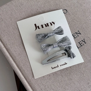 Lot de trois barrettes à paillettes argentées avec nœud pour filles sur carte cadeau