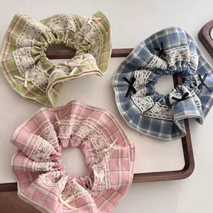 Détail de chouchous à carreaux avec dentelle et nœuds en vert, bleu et rose
