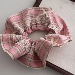 Chouchou à carreaux roses avec dentelle blanche et petits nœuds beige pour queue de cheval
