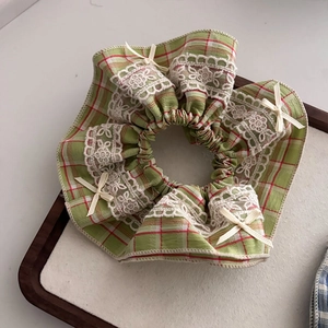 Chouchou à carreaux avec bordure en dentelle et nœuds pour coiffures féminines