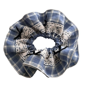 Chouchou à carreaux bleu et blanc avec dentelle blanche et petits nœuds noirs élégants
