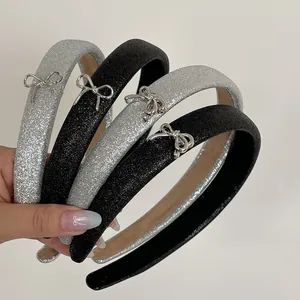 Detailansicht gepolsterter Glitzer-Haarreifen in Schwarz und Silber mit Metall-Schmetterling