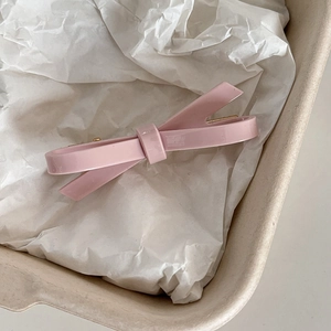 Fermaglio per capelli con fiocco rosa crema per ragazze con design minimalista in resina