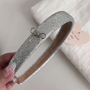 Glitzernder silberner Schmetterlingshaarreif mit feinem Metallschleifen-Detail für Damen