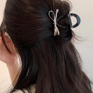 Pince à Cheveux Nœud Papillon en Métal pour Femmes Noir Argent Géométrique Croisé Pince Requin Accessoire Cheveux Chic