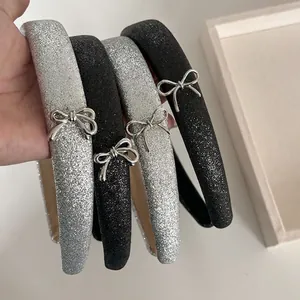 Glitzernde gepolsterte Stirnbänder in Schwarz und Silber mit Metall-Schmetterling