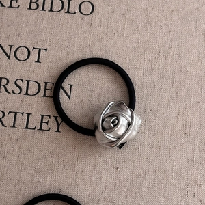 Élastique à cheveux noir avec une fleur de rose métallique 3D argentée de style rétro