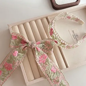 Set cerchietto floreale ricamato e fermaglio per capelli con fiocco in pizzo vintage
