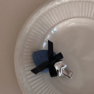 Barrette à cheveux cœur en jean bleu, cœur argenté et nœud en satin noir sur céramique