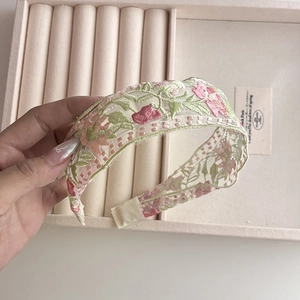 Cerchietto ricamato con fiori stile etnico con pizzo floreale rosa su tessuto a rete