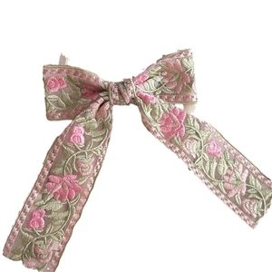 Cerchietto etnico con ricamo floreale e fiocco in tessuto rosa per donne eleganti