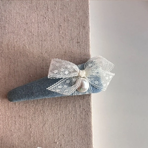 Barrette en denim avec nœud en dentelle et perle blanche pour une coiffure élégante coréenne