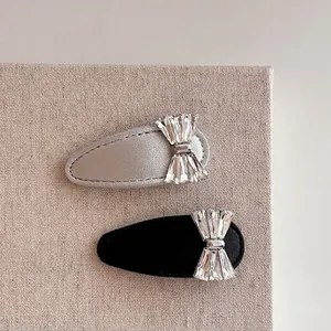 Funkelnde Kristall-Haarspangen im Set in Silber und Schwarz auf einer Displaykarte