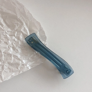 Barrette à cheveux minimaliste en acétate bleu avec logo doré sur pince à ressort chic